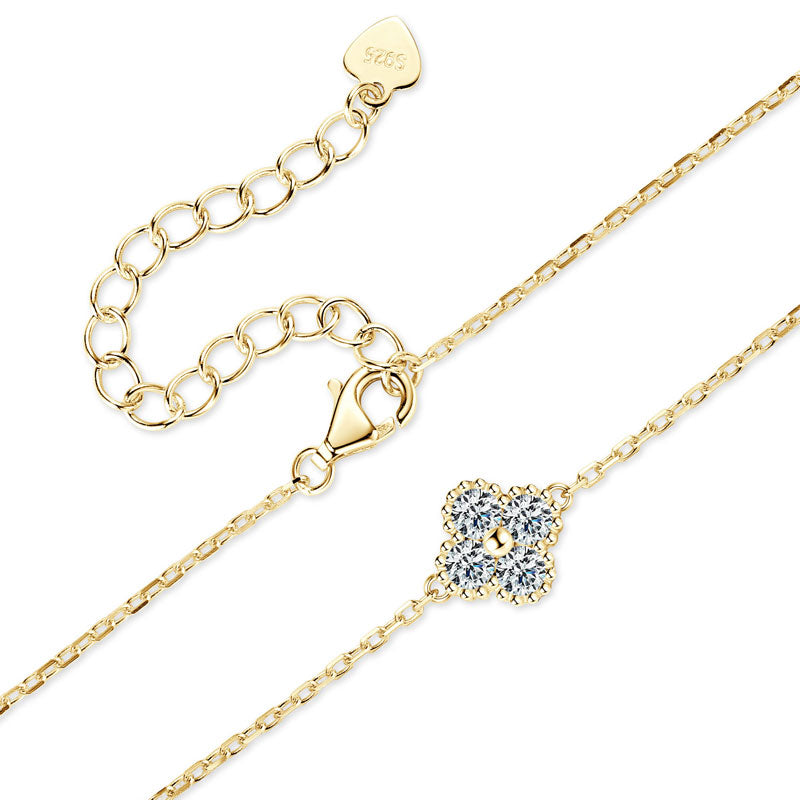 Clover Armband aus 925 Silber und 18k Goldlegierung mit Moissanite-Stein in Clover-Form. wasserfest und hypoallergen – eleganter Glanz von NOBEL Jewelry.