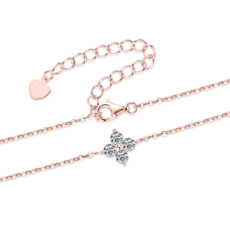 Roségoldenes Kleeblatt-Armband mit echten Moissanite-Steinen aus 925 Sterlingsilber. Rosegold-Beschichtung für extra Glanz – wasserfest, allergiefrei und langlebig.