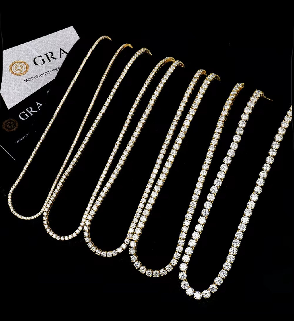 Tennis Chains von NOBEL JEWELRY präsentiert auf Showcase in verschiedenen Steingrößen und Farben