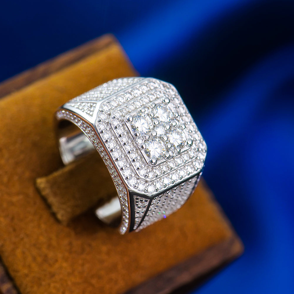 Detailaufnahme des Big Boss Rings, hochglanzpolierte Rhodium-Oberfläche auf 925 Silber