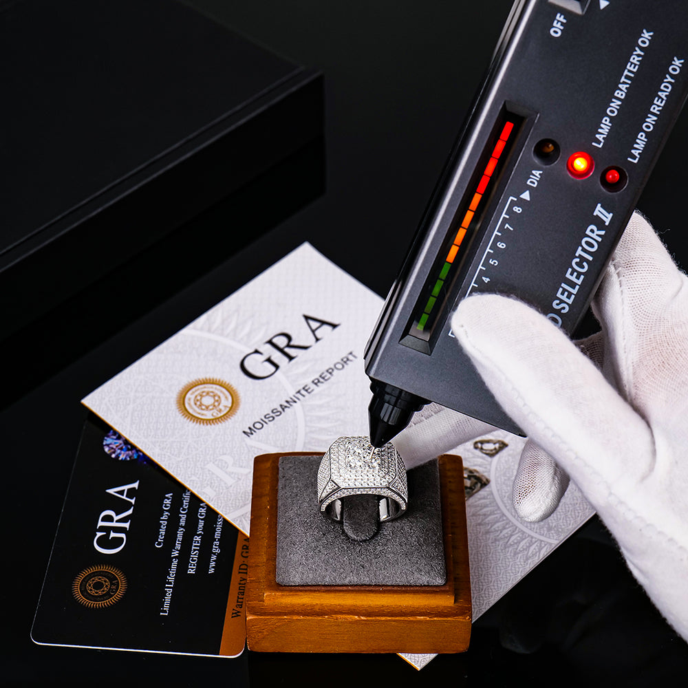 NOBEL Big Boss Ring aus rhodiniertem 925 Silber beim Diamond Tester Test, klare Anzeige der Leitfähigkeit zur Echtheitsprüfung von Moissanite und Premium-Beschichtung