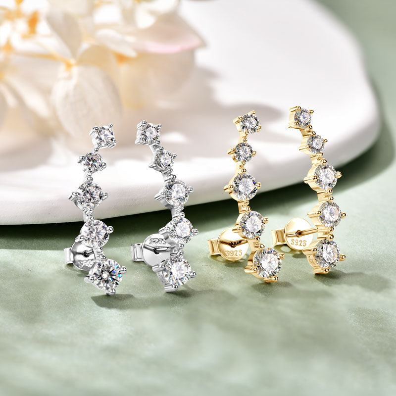 Cascade Glow Ohrringe in Rhodium mit glitzernden Moissanite-Steinen – eleganter, diamantähnlicher Look. Rhodium und Gold nebeneinander.