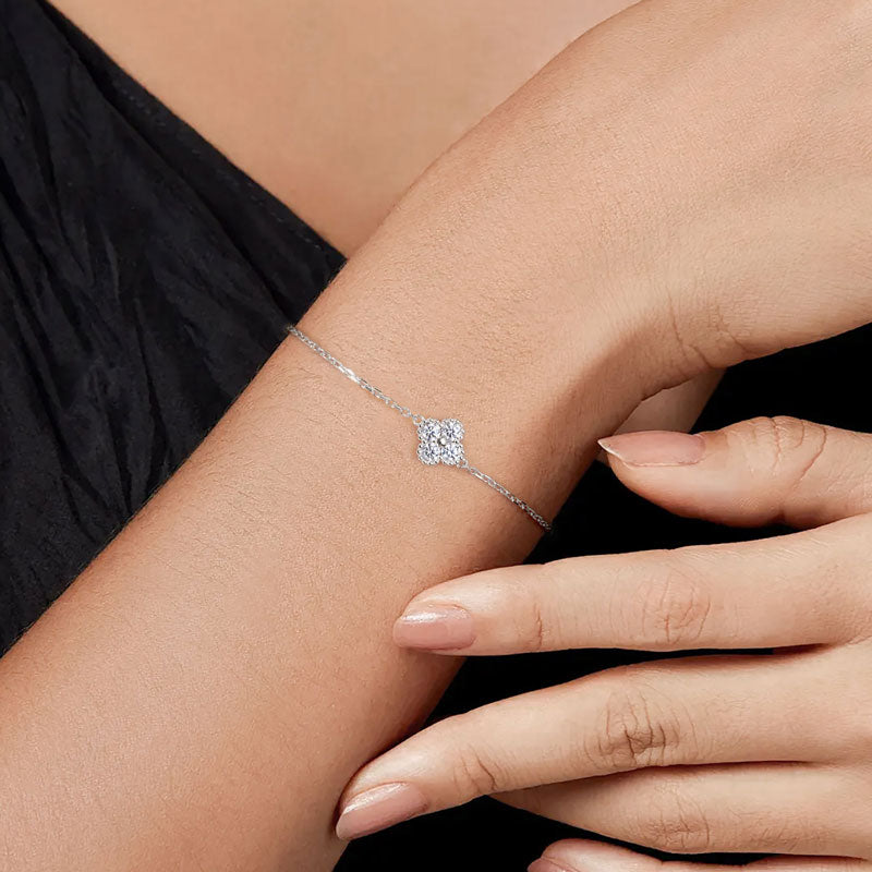 Getragenes Clover Armband von NOBEL Jewelry mit glitzerndem Moissanite-Clover. Hypoallergen, rhodiniert und perfekt für Alltag oder Anlass.