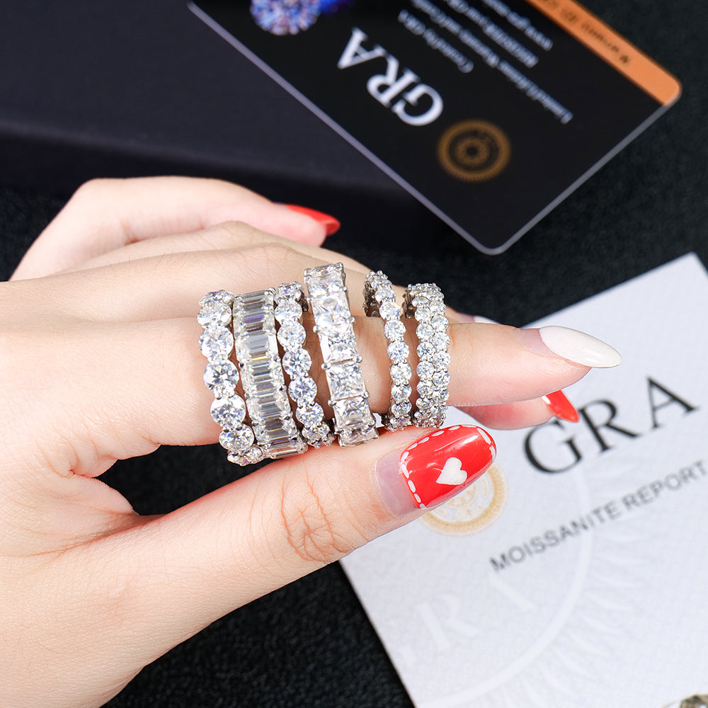 NOBEL Double Row Ring am Finger getragen, moderner zweireihiger Look aus rhodiniertem Silber. Zusammen mit anderen NOBEL Ringen