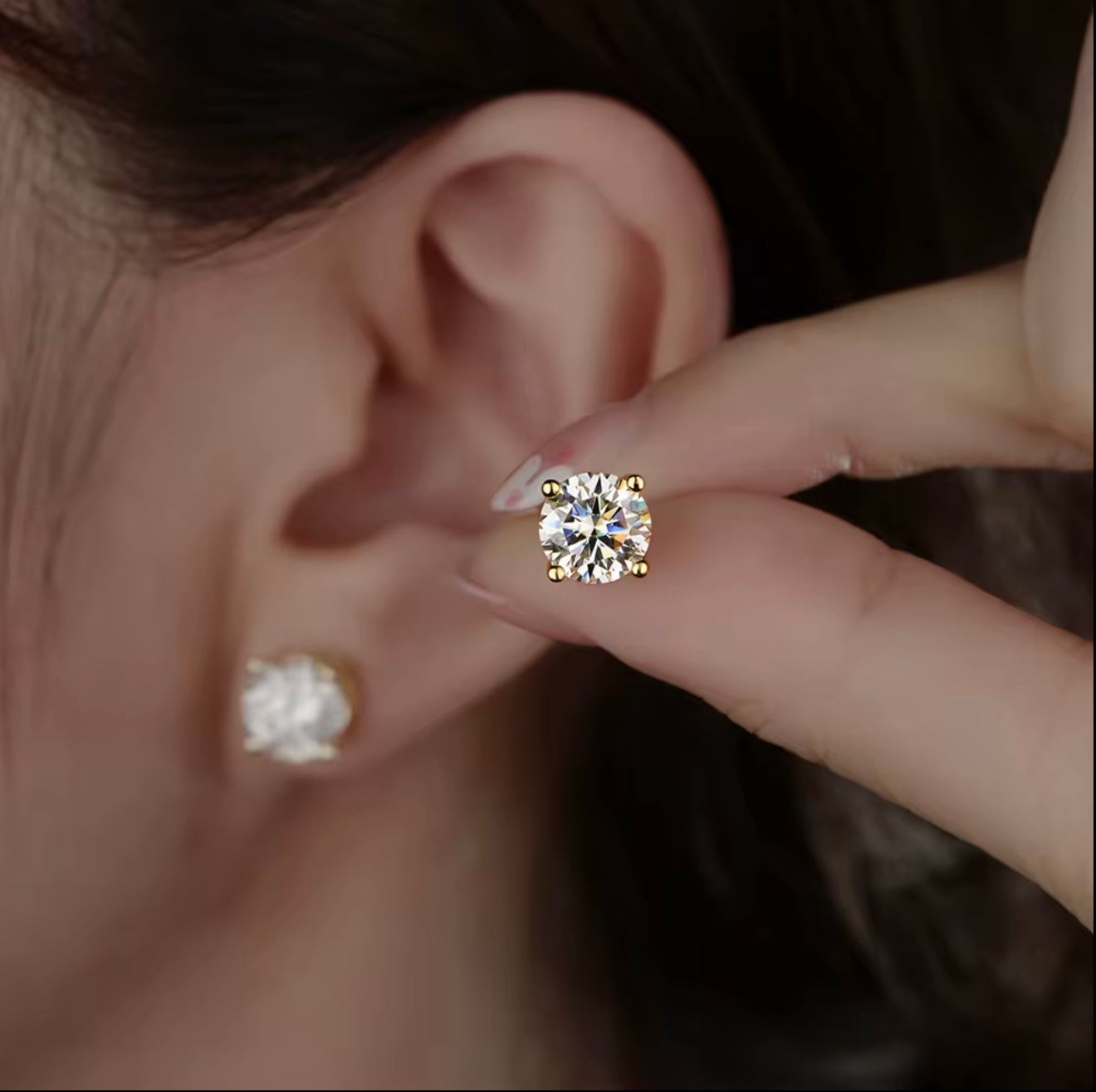 Detailaufnahme von Moissanite Ohrsteckern in Gold oder Platin Legierung, präzise 4-Prong-Fassung mit starker Lichtreflexion