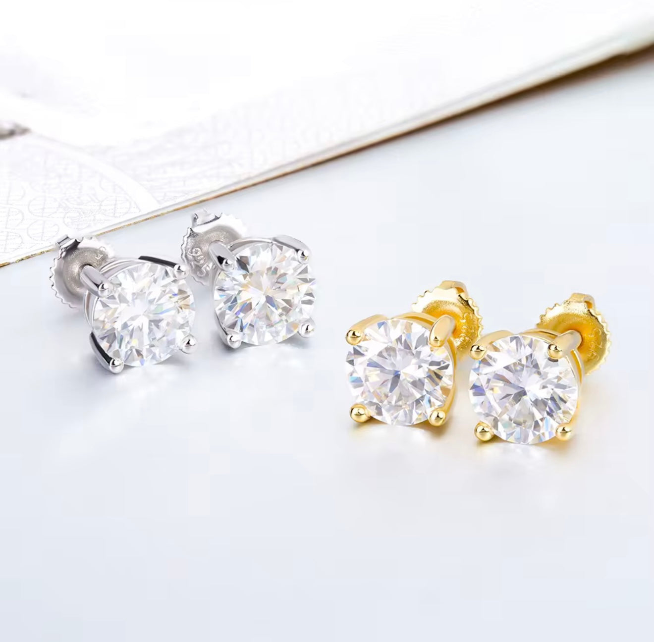 NOBEL Moissanite Ohrstecker in 18K Gold Legierung und Platin Legierung nebeneinander, beide aus 925 Silber, Vergleich der Farbvarianten