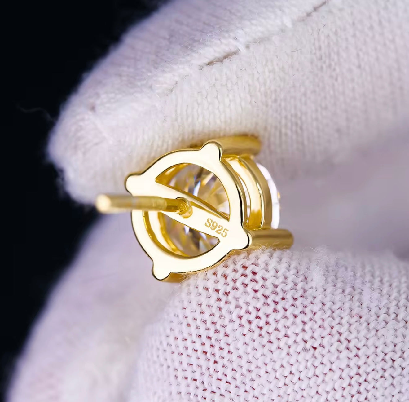 Schraubverschluss der NOBEL Moissanite Stud Earrings, 925 Silber Basis, sichere Premium-Verarbeitung.