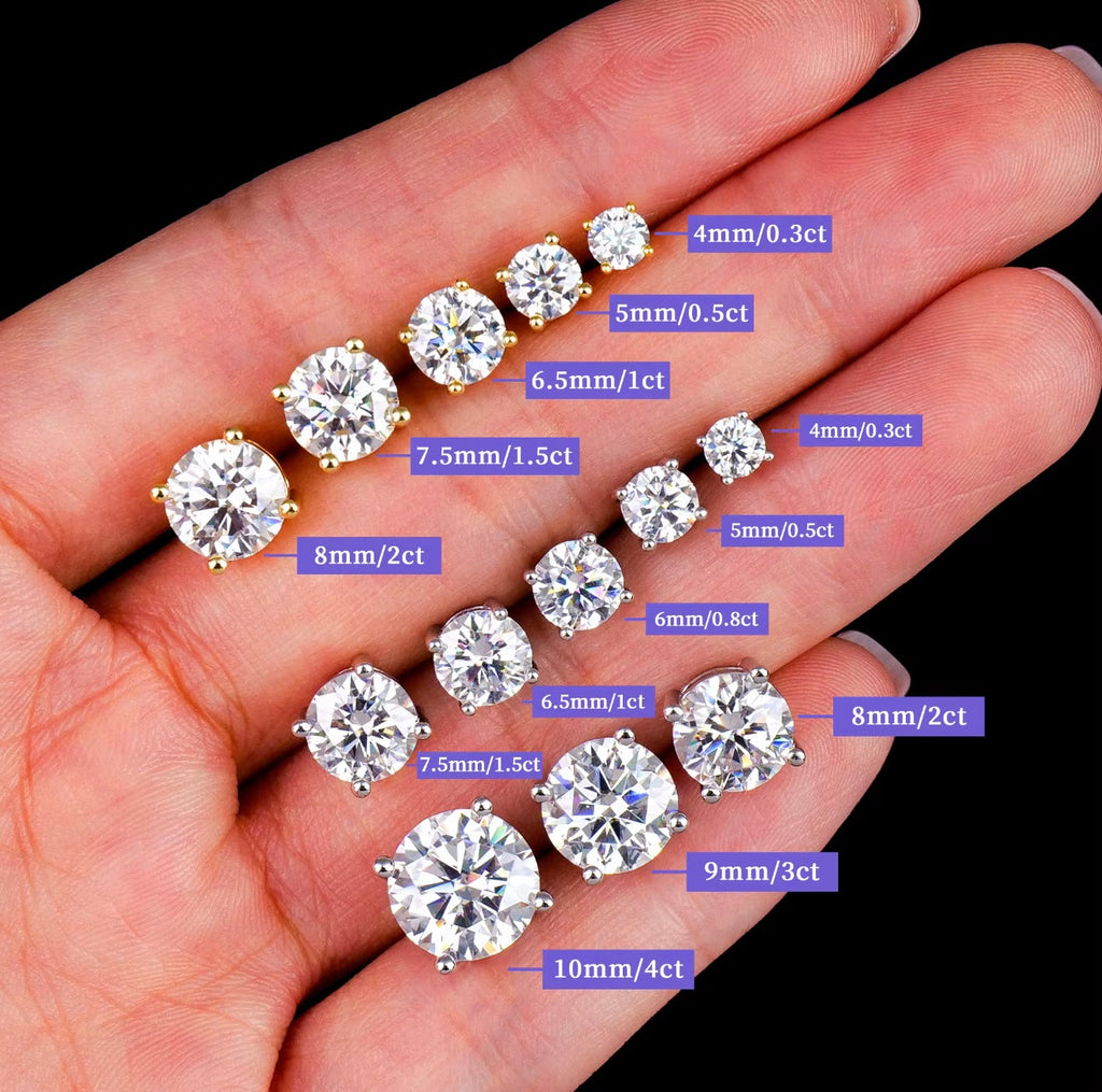 Moissanite Ohrstecker von NOBEL in verschiedenen Durchmessern, Größenvergleich von kleinen und großen Steinen in 18K Gold oder Platin Legierung.