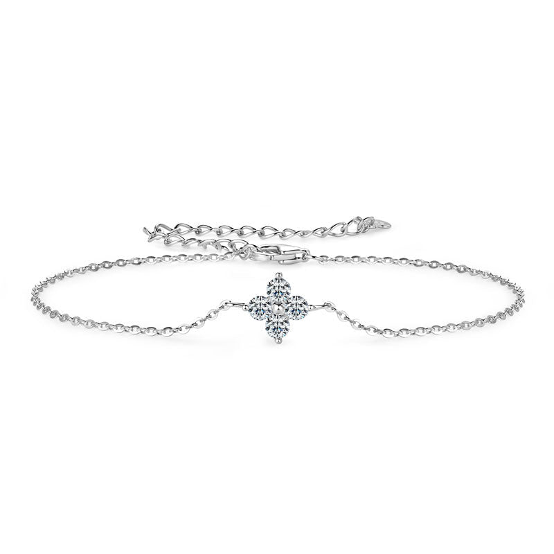 rhodiniertes 925 Silber-Armband mit funkelnden Moissanite-Steinen im Clover-Design. Glänzt wie ein Diamant, ist wasserfest und hautfreundlich.