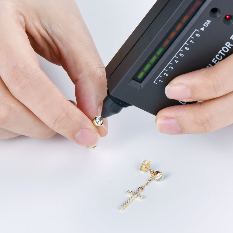 Cross Ohrringe mit Diamant-Tester – echte Moissanite-Steine aus 925 Silber, bestehen den Test und funkeln heller als Diamanten.