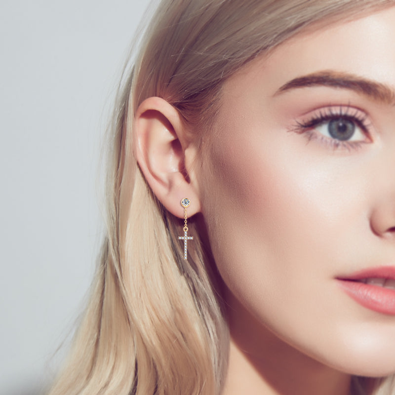 Getragene Cross Ohrringe von NOBEL Jewelry mit glitzernden Moissanite-Steinen – eleganter und moderner Look in 925 Silber.