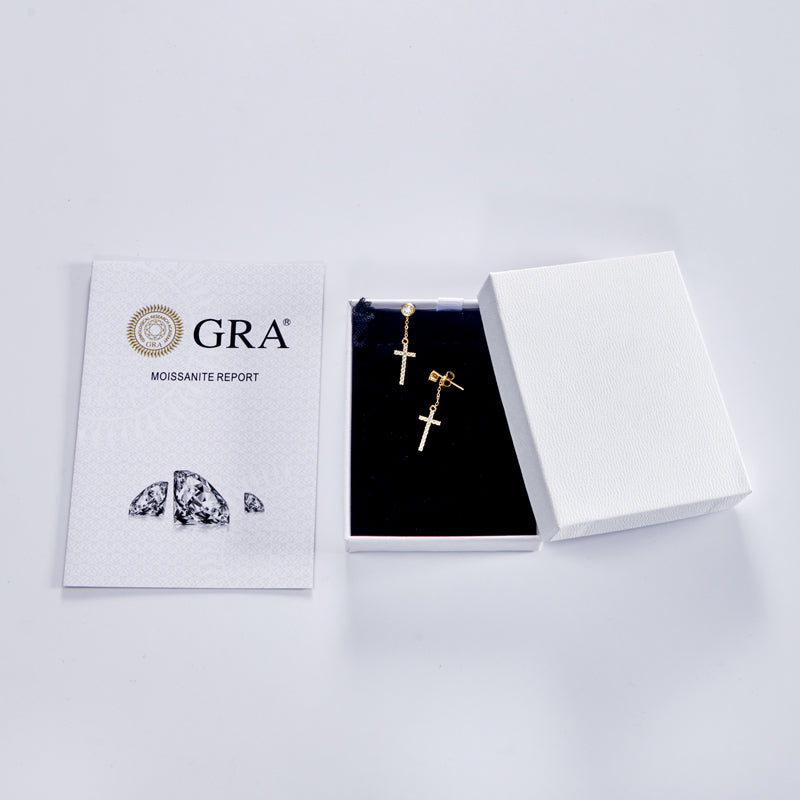 Cross Ohrringe von NOBEL Jewelry in edler Schmuckbox – 925 Silber, besetzt mit funkelnden VS1–VVS Moissanite-Steinen, rhodiniert, wasserfest und hypoallergen.