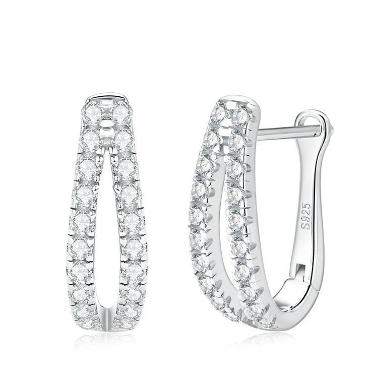 Double Glow Creolen aus 925 Silber mit zwei Reihen VS1–VVS Moissanite-Steinen, fotografiert auf weißem Hintergrund – brillant, rhodiniert und hypoallergen.