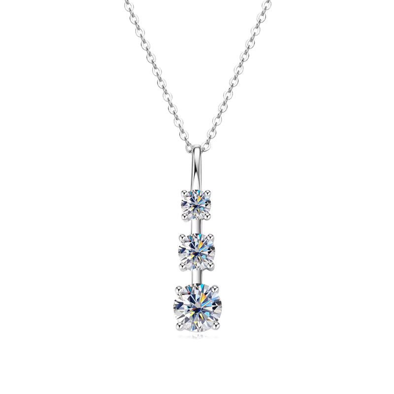 Drop Kette von NOBEL Jewelry in Rhodium auf Schmuckdisplay – 925 Silber mit tropfenförmigem VS1–VVS Moissanite, rhodiniert, wasserfest und luxuriös glänzend.