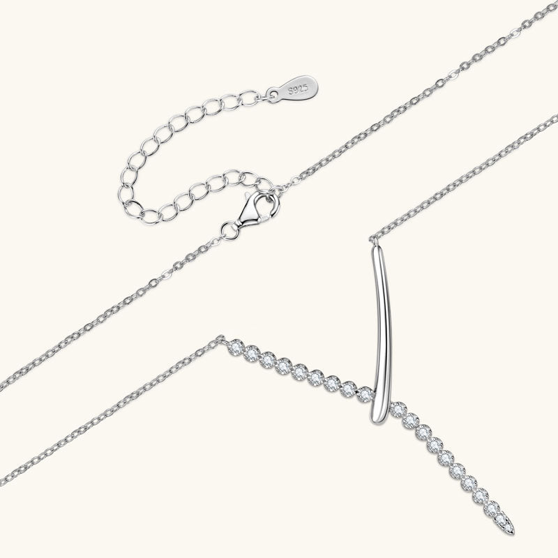 Nahaufnahme der Endless Love Kette mit Rhodium-Beschichtung – 925 Silber, funkelnde Moissanite-Steine, luxuriös, hypoallergen und farbbeständig.