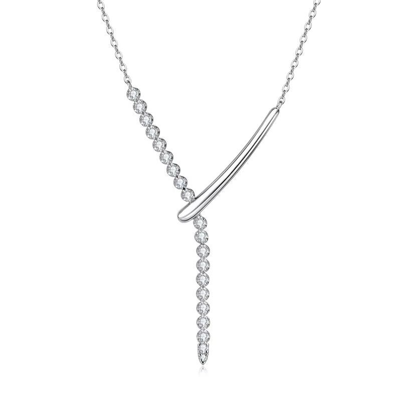 Endless Love Kette in Rhodium auf Schmuckdisplay – 925 Silber mit VS1–VVS Moissanite, wasserfest und diamantähnlich glänzend.
