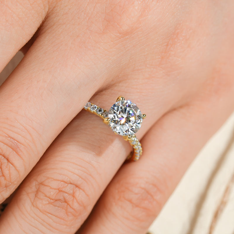 Getragener Eternal Shine Ring in 18 K Gelbgold – Moissanite-Stein mit diamantähnlichem Glanz, 925 Silber, hypoallergen und edel.