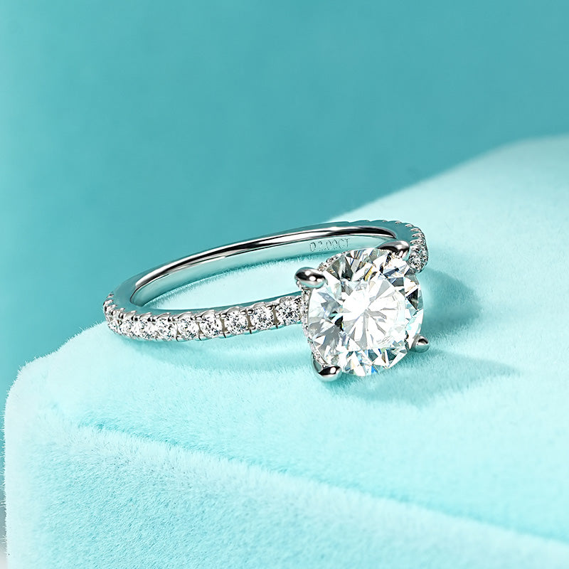 Eternal Shine Ring mit Rhodium-Beschichtung auf Schmuckdisplay – 925 Silber mit brillantem VS1–VVS Moissanite-Stein, edel, farbbeständig und hypoallergen.