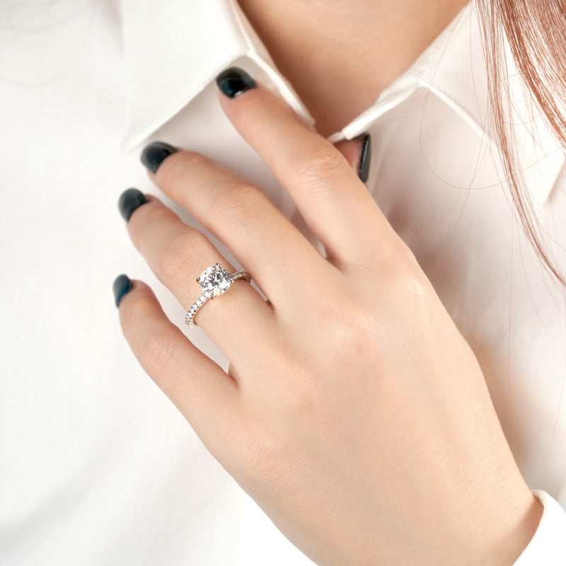 Getragener Eternal Shine Ring in Rhodium aus 925 Silber mit VS1–VVS Moissanite-Stein – strahlend wie ein Diamant, luxuriös und zeitlos.