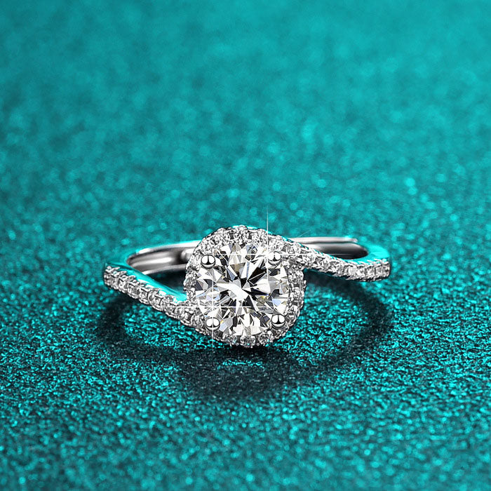Forever Halo Ring elegant auf Schmuckdisplay präsentiert – 925 Silber mit rundem Moissanite-Stein, rhodiniert, luxuriös und zeitlos.