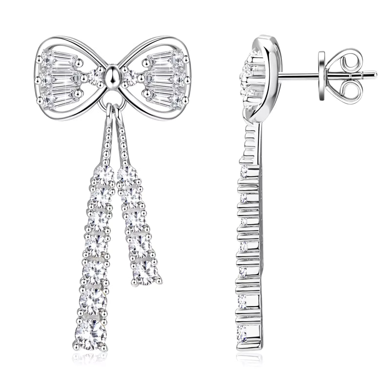 Grace Bow Ohrringe mit Rhodium-Beschichtung aus 925 Silber, besetzt mit glitzernden VS1–VVS Moissanite-Steinen – edel, hypoallergen und brillant.