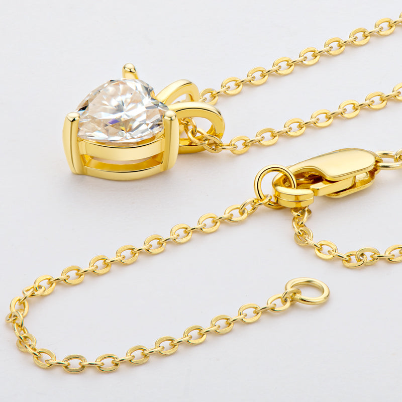 Nahaufnahme der NOBEL Herz Kette in 18 K Gelbgold – 925 Silber mit funkelndem Moissanite-Herz, edel, hypoallergen und farbbeständig.