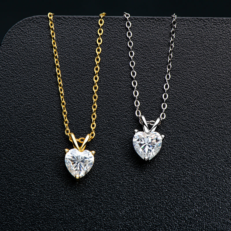 Herz Kette in Gold und Rhodium nebeneinander auf Display – 925 Silber, VS1–VVS Moissanite-Herzsteine, wasserfest, hypoallergen und brillant glänzend.