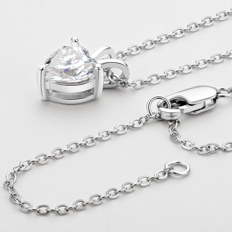 Nahaufnahme der NOBEL Herz Kette in Rhodium – funkelnder Moissanite-Herzstein auf 925 Silber, diamantähnlicher Glanz und edle Verarbeitung.