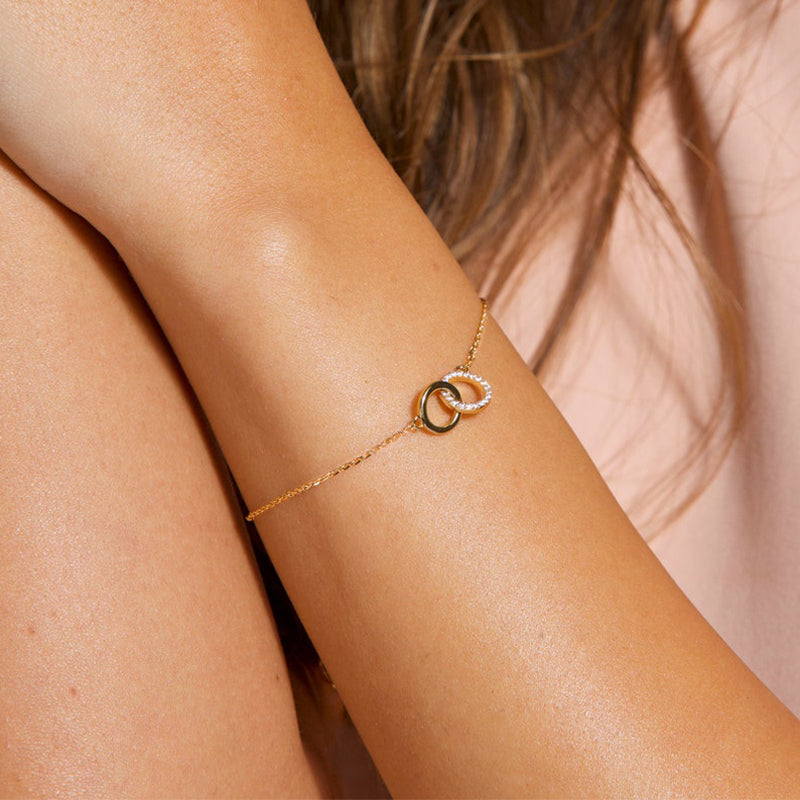 Getragenes Infinity Moissanite Armband aus 925 Silber mit strahlendem Rhodium-Finish – diamantähnlicher Glanz und luxuriöser Look von NOBEL Jewelry.