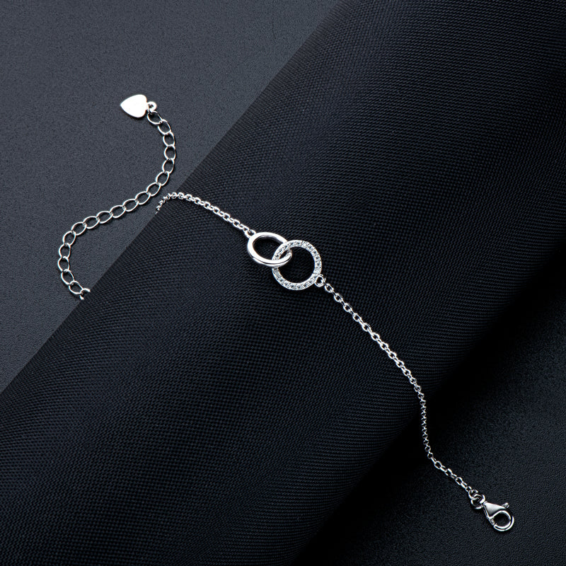 Infinity Armband aus 925 Silber mit funkelnden Moissanite-Steinen auf schwarzem Hintergrund – luxuriös, wasserfest und rhodiniert für maximalen Glanz.