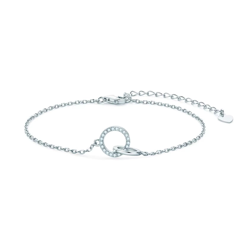 Elegantes Infinity-Armband mit echten VS1 Moissanite-Steinen aus 925 Silber, fotografiert auf weißem Hintergrund – hypoallergen und farbbeständig.