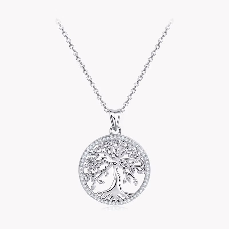 Lebensbaum Kette von NOBEL Jewelry in Rhodium auf Schmuckdisplay – 925 Silber mit feinem Lebensbaum-Motiv und funkelnden Moissanite-Steinen, wasserfest und luxuriös.