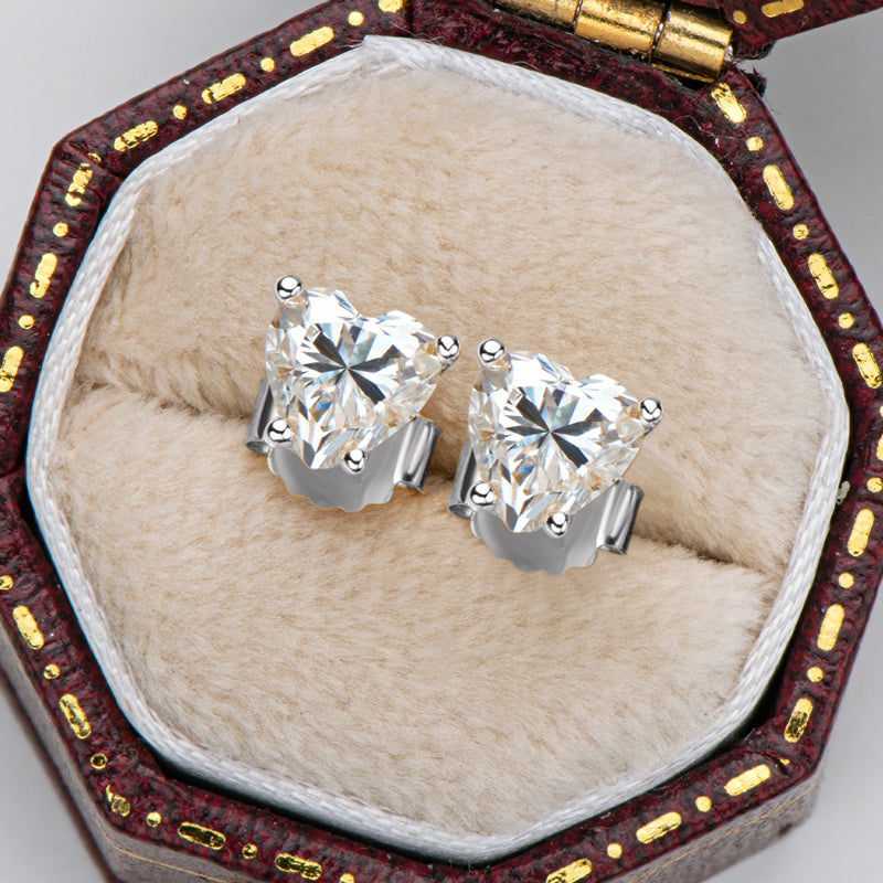 Pure Heart Ohrstecker in eleganter Schmuckbox – herzförmige Moissanite-Steine aus 925 Silber, rhodiniert, wasserfest und hypoallergen.