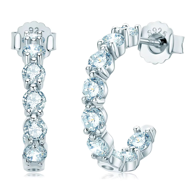 NOBEL Radiant Curve Creolen aus 925 Silber mit funkelnden VS1–VVS Moissanite-Steinen – rhodiniert, wasserfest und elegant.