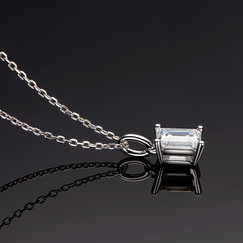 Seitaufnahme der NOBEL Radiant Halo Kette in Rhodium – 925 Silber mit Halo-Anhänger und VS1–VVS Moissanite-Stein, zeigt filigrane Fassung und luxuriöse Verarbeitung, wasserfest und hypoallergen.