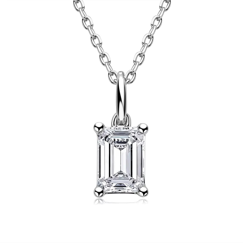 Radiant Halo Kette in Rhodium auf Schmuckdisplay – 925 Silber mit VS1–VVS Moissanite im Halo-Design, wasserfest, hypoallergen und luxuriös glänzend.
