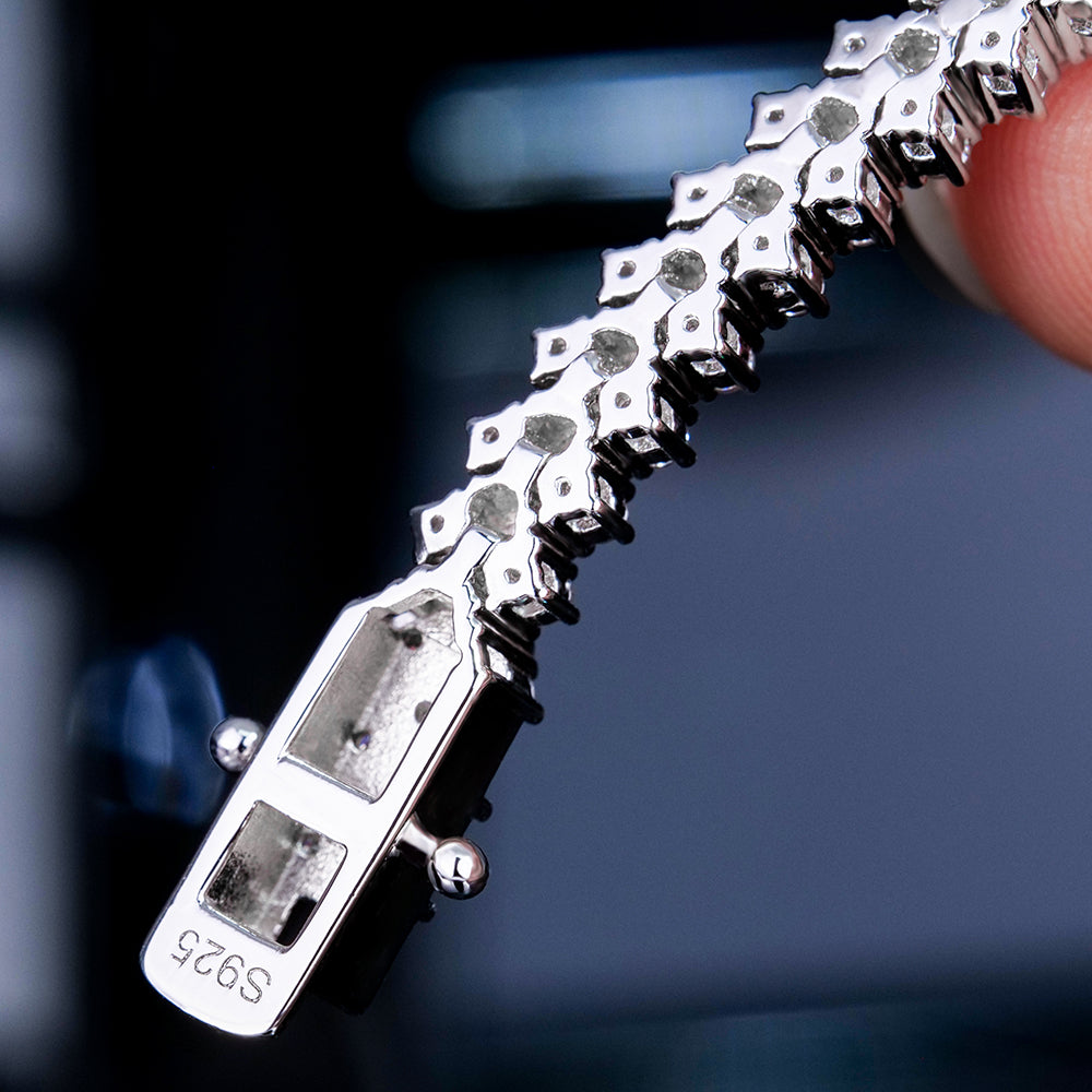 Detailaufnahme des NOBEL Snake Armbands aus rhodiniertem 925 Silber, wasserfest, anlaufgeschützt und mit feiner Schlangenstruktur.