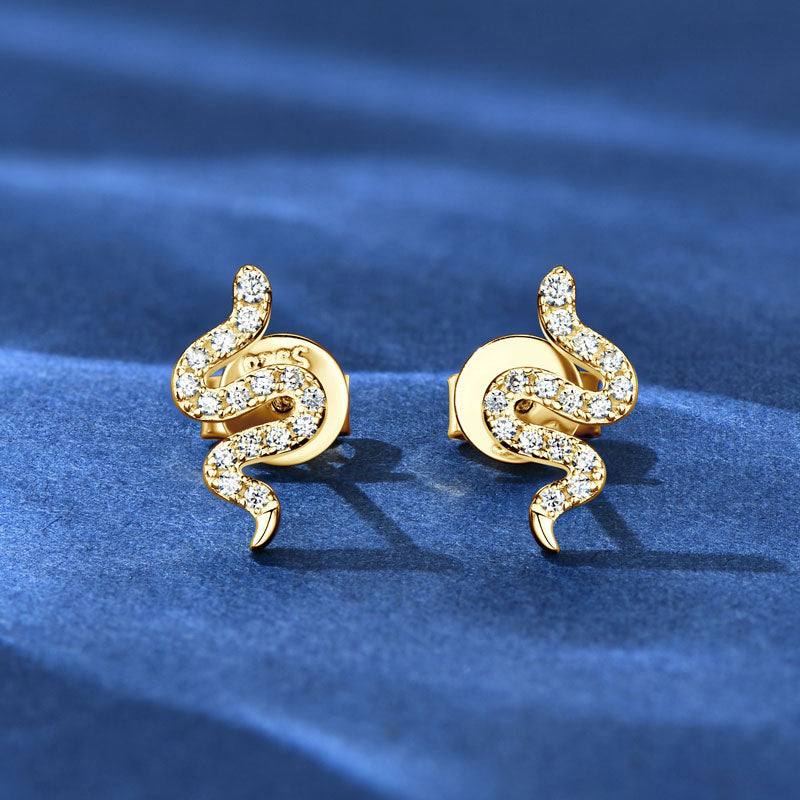 Snake Ohrringe in 18K Gelbgold mit funkelnden Moissanite-Steinen – extravagantes Design von NOBEL Jewelry.