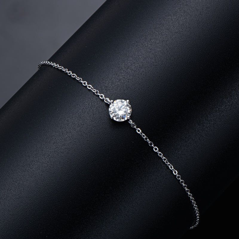 Minimalistisches Moissanite-Armband aus 925 Silber mit Einzelstein, fotografiert auf schwarzem Hintergrund. Rhodium-Finish, wasserfest, kein Abfärben.