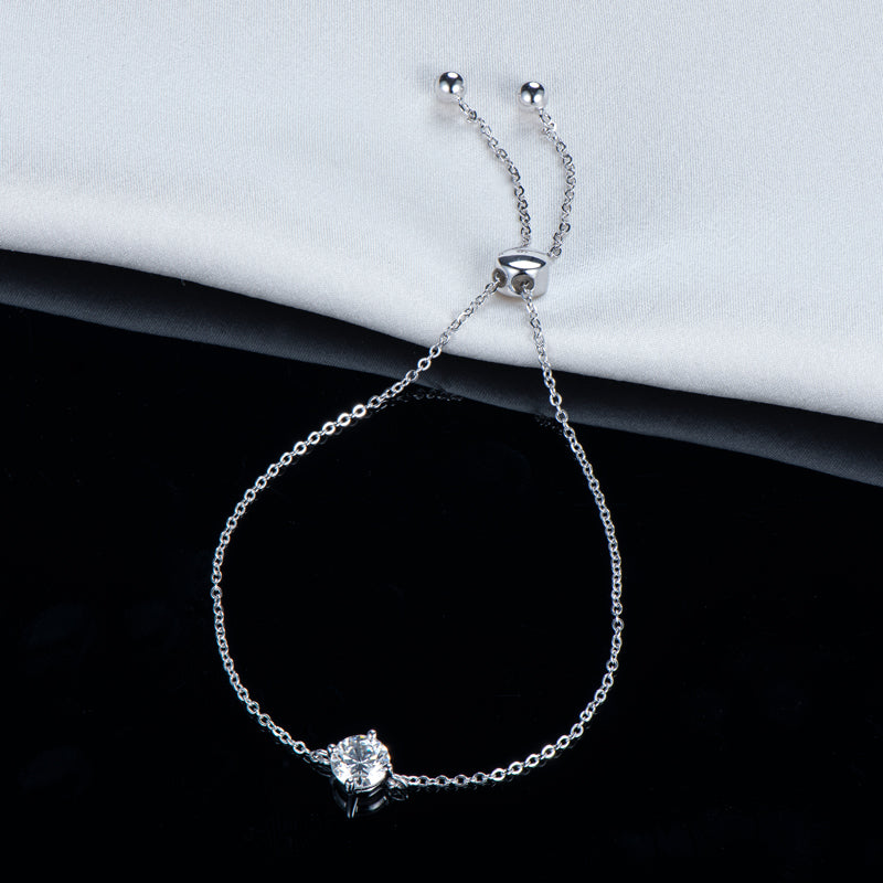 Solo Shine Armband mit einem funkelnden Moissanite-Stein auf poliertem 925 Silber. Luxuriöser, diamantähnlicher Glanz – perfekt für Alltag und Abendlook.