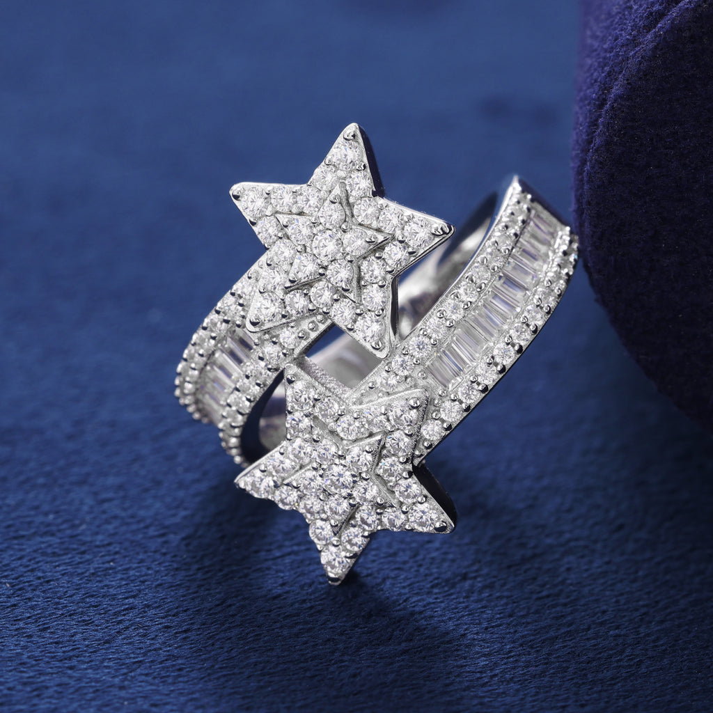 Superstar Ring von NOBEL Jewelry auf Schmuckdisplay – 925 Silber mit rundum besetzten Moissanite-Steinen, luxuriös und diamantähnlich glänzend.