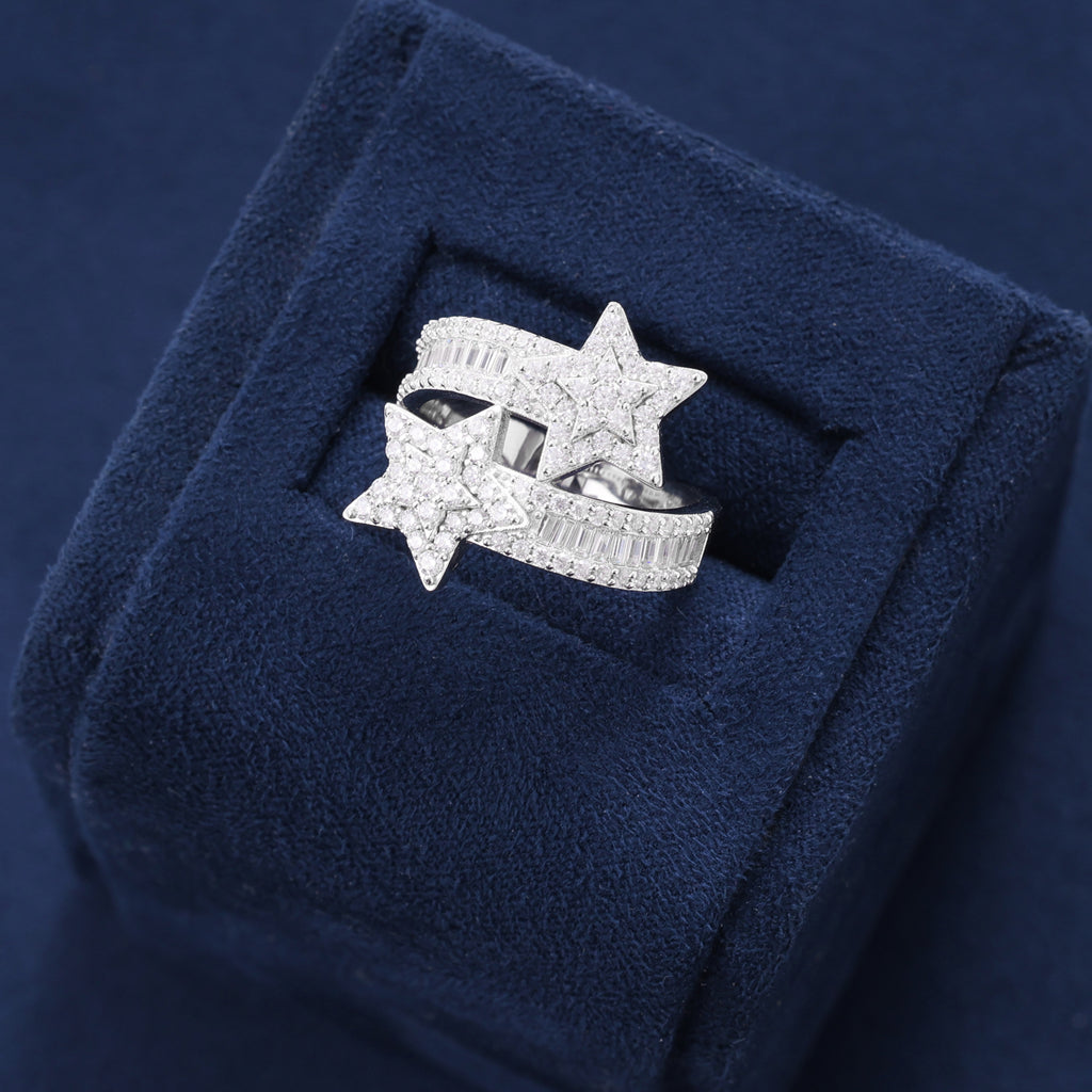 Nahaufnahme des Superstar Rings auf Schmuckdisplay – Moissanite-Steine in voller Brillanz, 925 Silber, rhodiniert, hypoallergen und luxuriös verarbeitet.