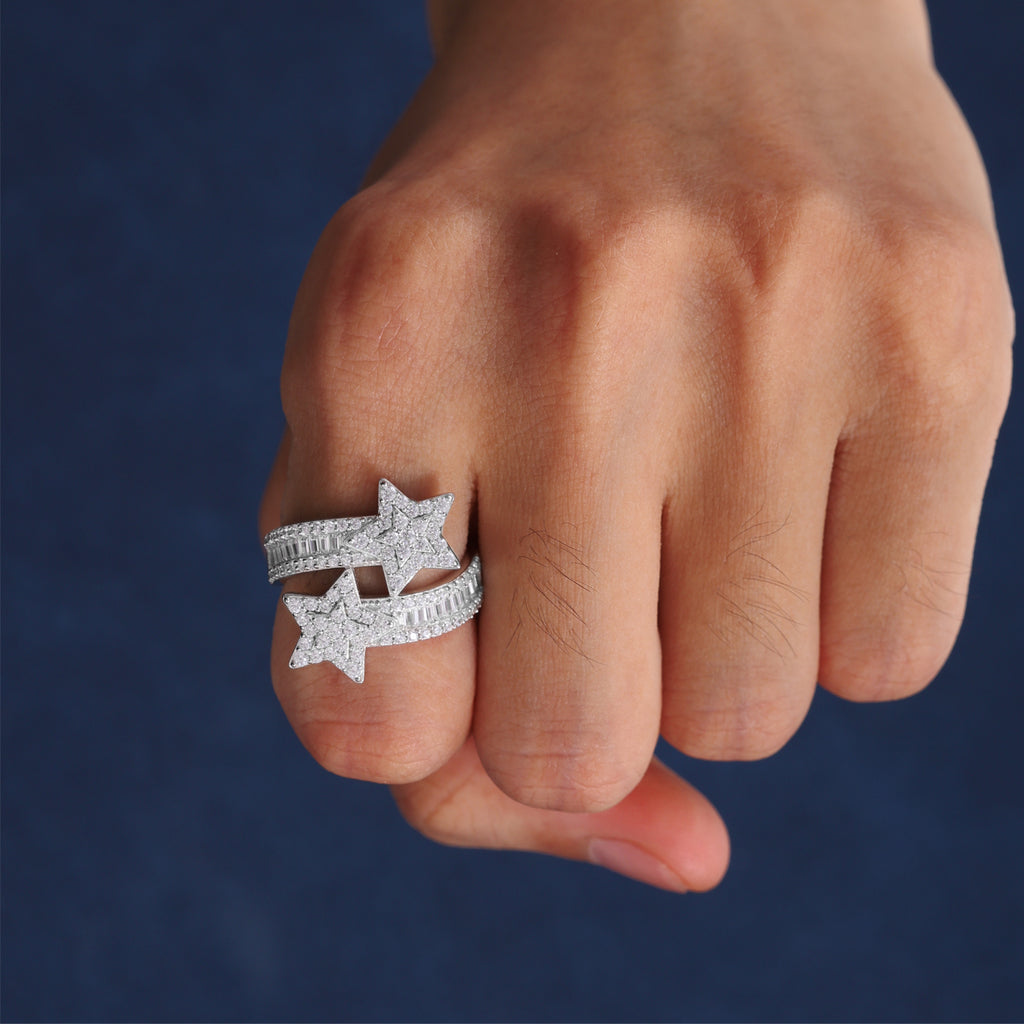 Getragener Superstar Ring von NOBEL Jewelry – 925 Silber, rundum besetzt mit echten Moissanite-Steinen, brillanter Glanz und edles Design.