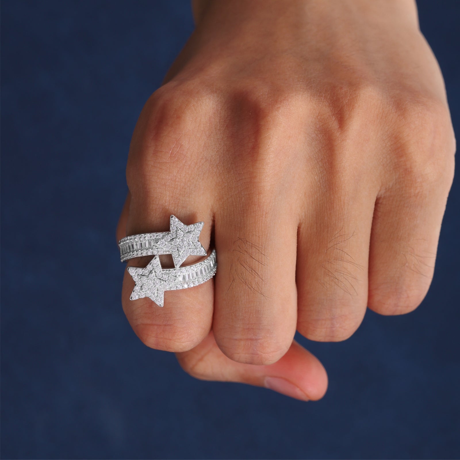 Getragener Superstar Ring von NOBEL Jewelry – 925 Silber, rundum besetzt mit echten Moissanite-Steinen, brillanter Glanz und edles Design.