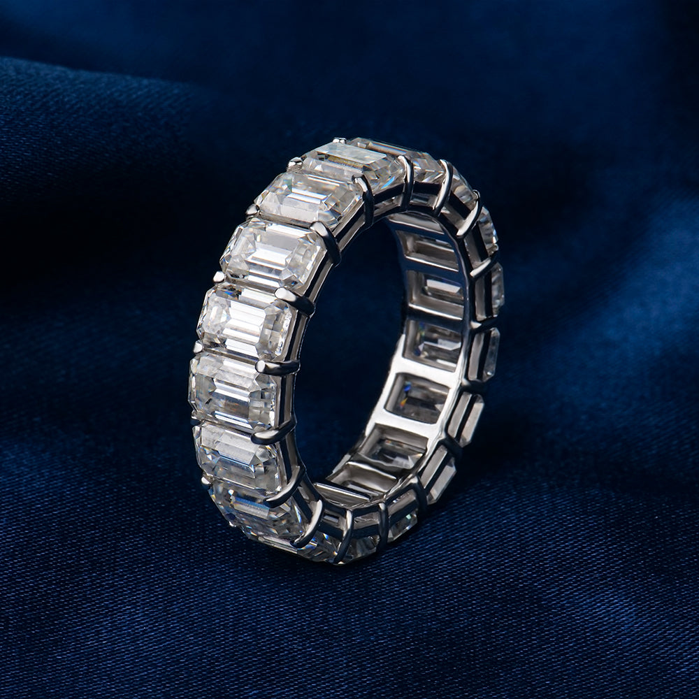 NOBEL Princess Ring aus 925 Sterling Silber mit Rhodium-Beschichtung, komplett besetzt mit Radiant-Cut Moissanite Steinen in Frontansicht