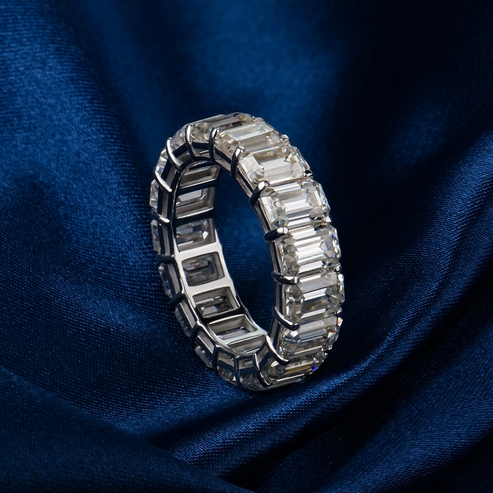 Seitliche Ansicht des NOBEL Princess Rings, vollbesetztes Design mit Radiant-Cut Moissanite Steinen und rhodinierter 925-Silberfassung.