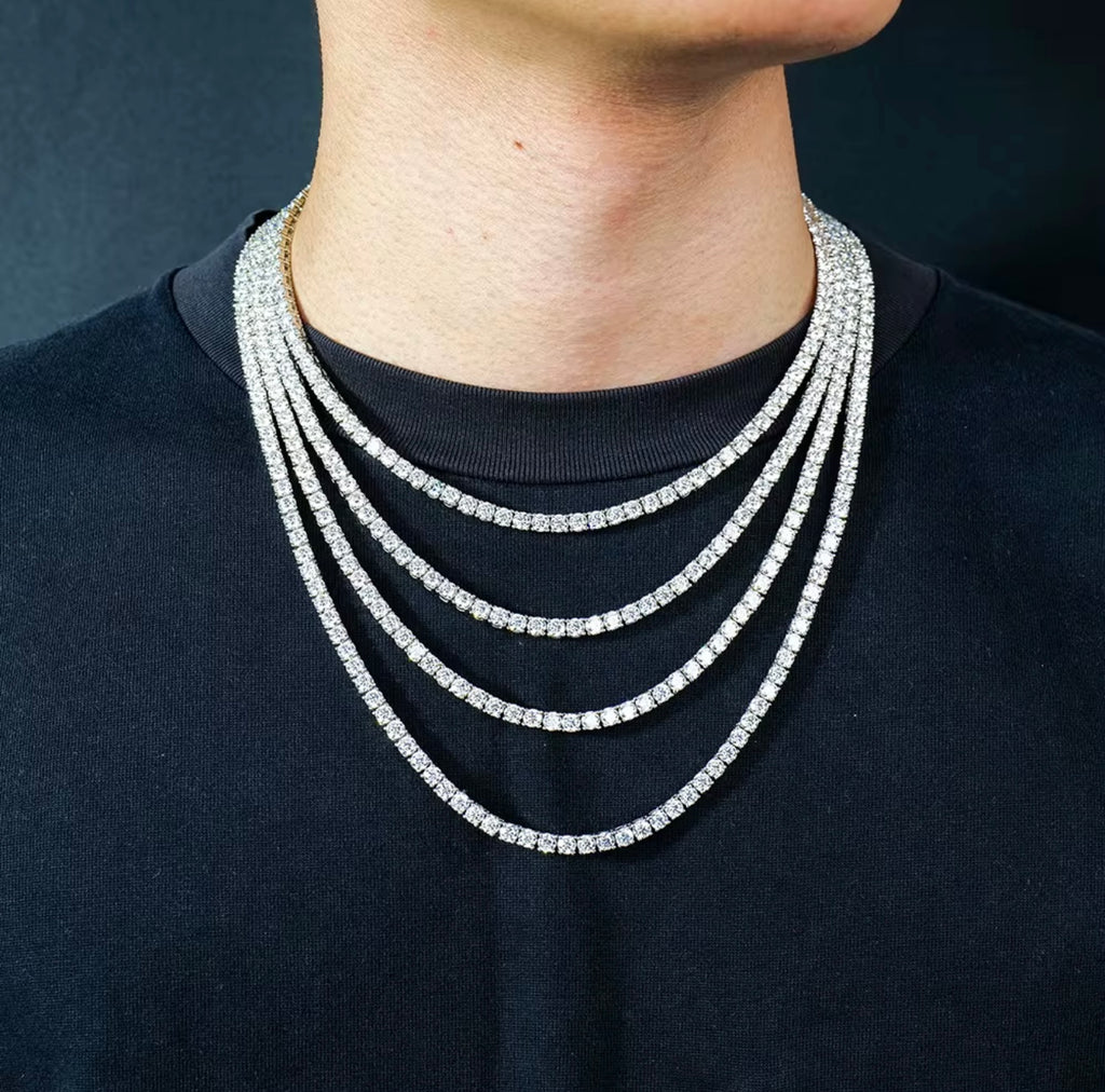 Tennis Chains von Nobel in verschiedenen Größen getragen  von Model