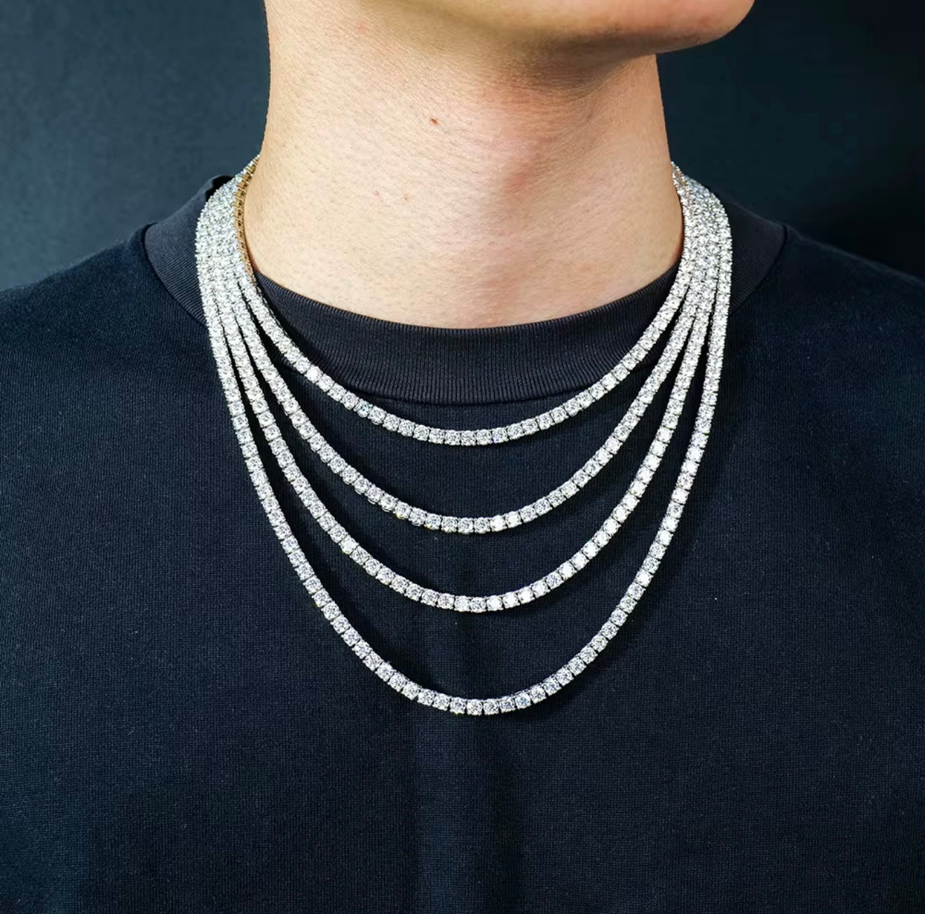 Tennis Chains von Nobel in verschiedenen Größen getragen  von Model